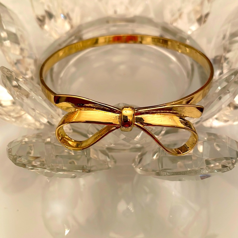 Bracelet. Gold Tone with a Pretty Gold Bow. In New Condition.